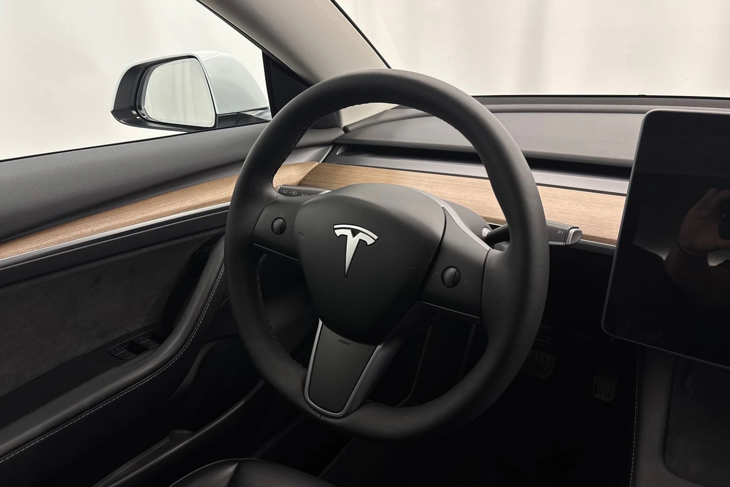valkoinen Tesla Model 3 2023 kuva 11.