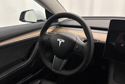 valkoinen Tesla Model 3 2023 kuva 11.