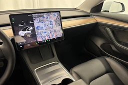 valkoinen Tesla Model 3 2023 kuva 12.