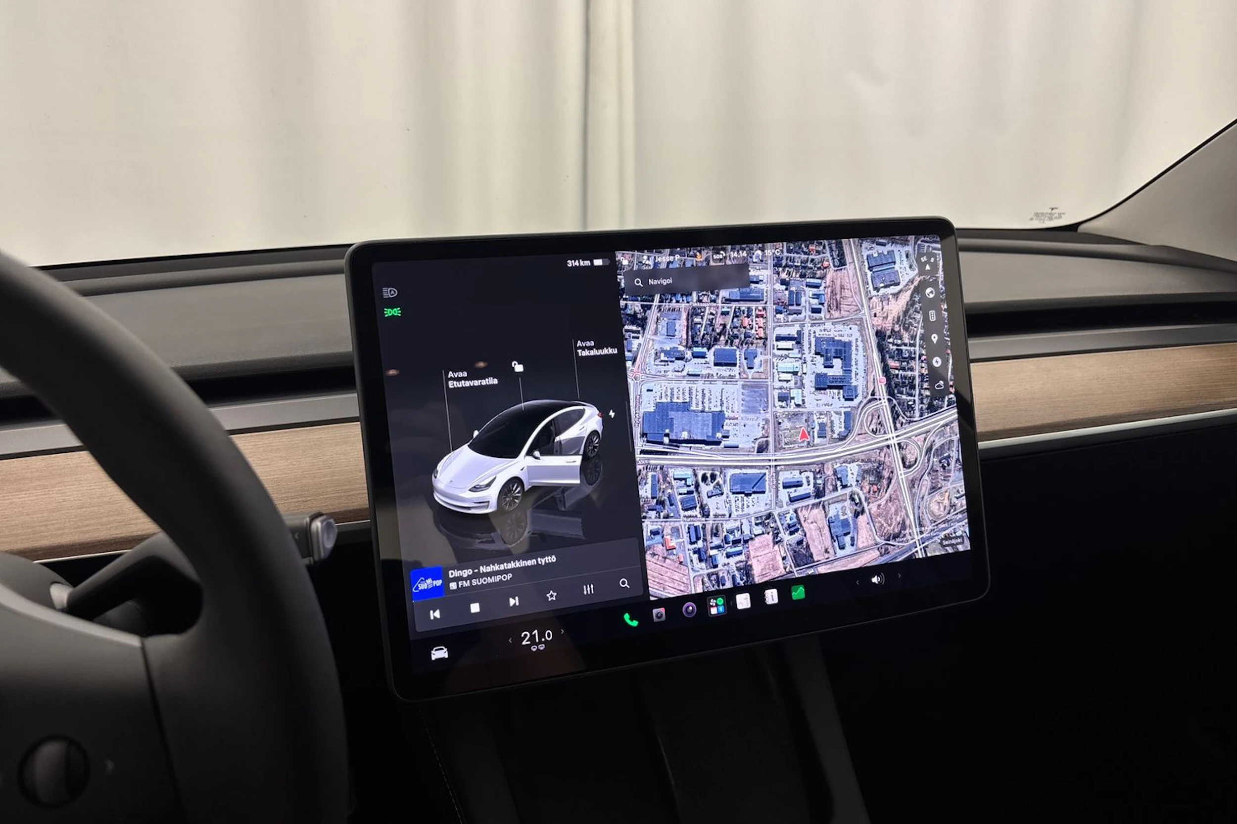 valkoinen Tesla Model 3 2023 kuva 13.