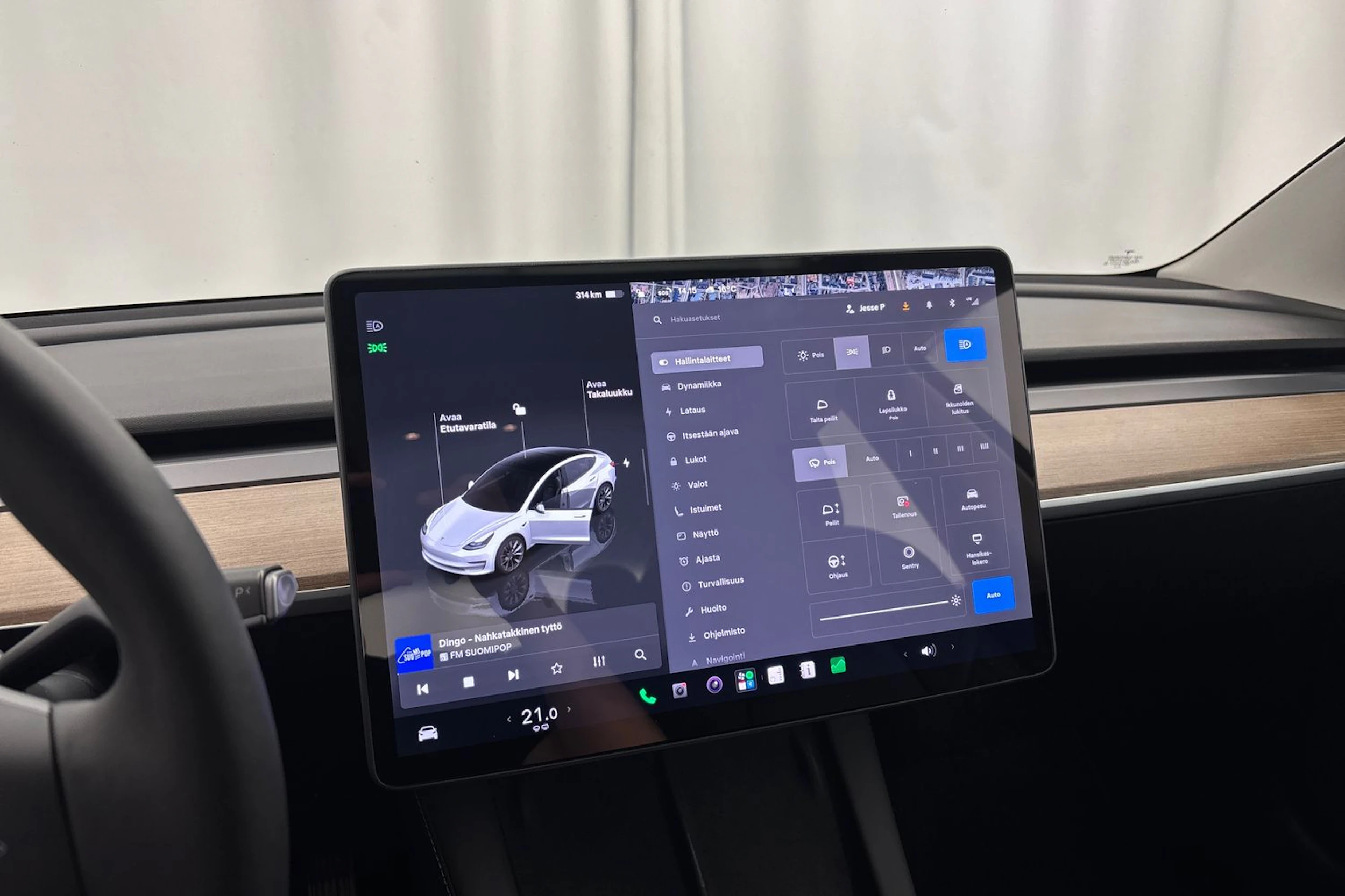 valkoinen Tesla Model 3 2023 kuva 14.