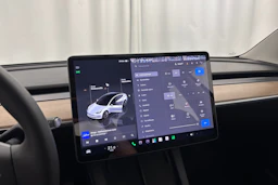valkoinen Tesla Model 3 2023 kuva 14.