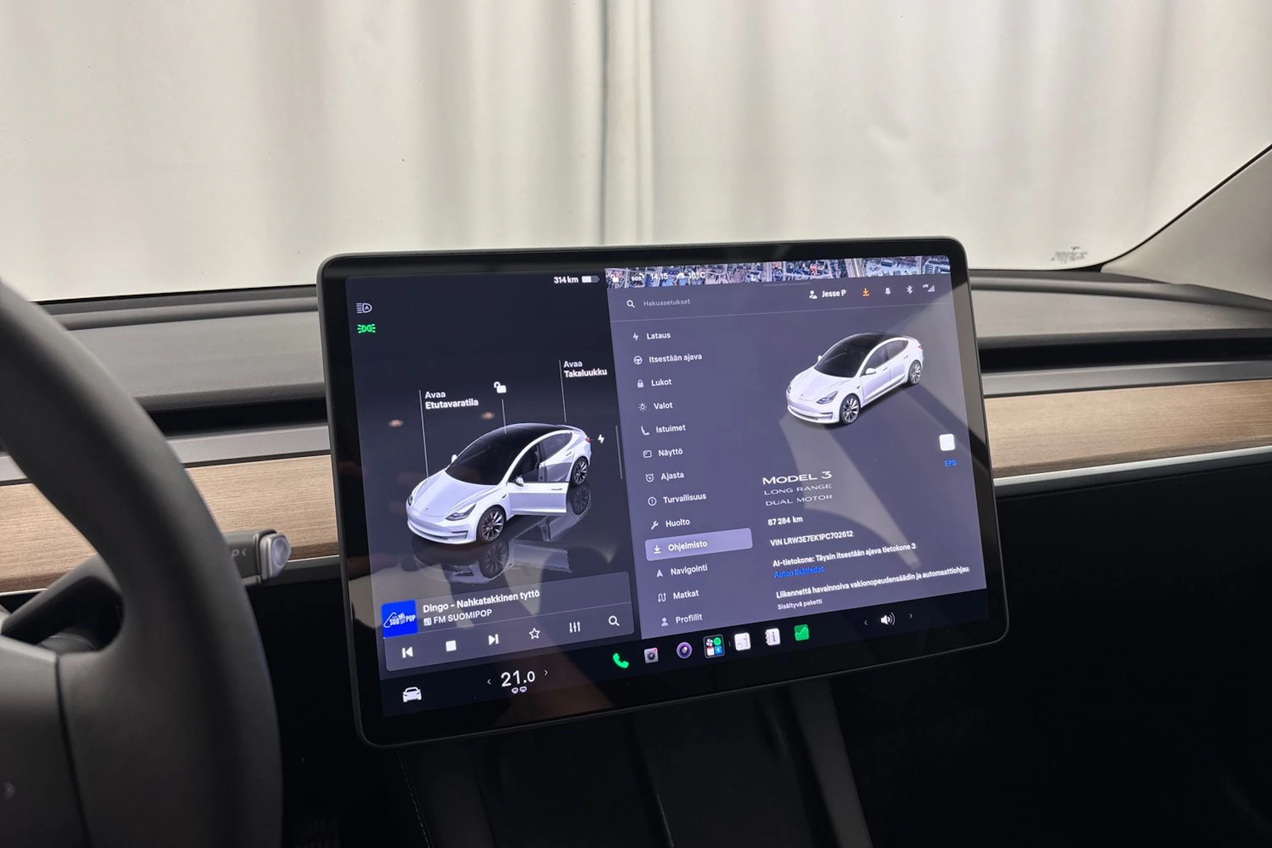 valkoinen Tesla Model 3 2023 kuva 15.