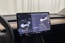 valkoinen Tesla Model 3 2023 kuva 15.