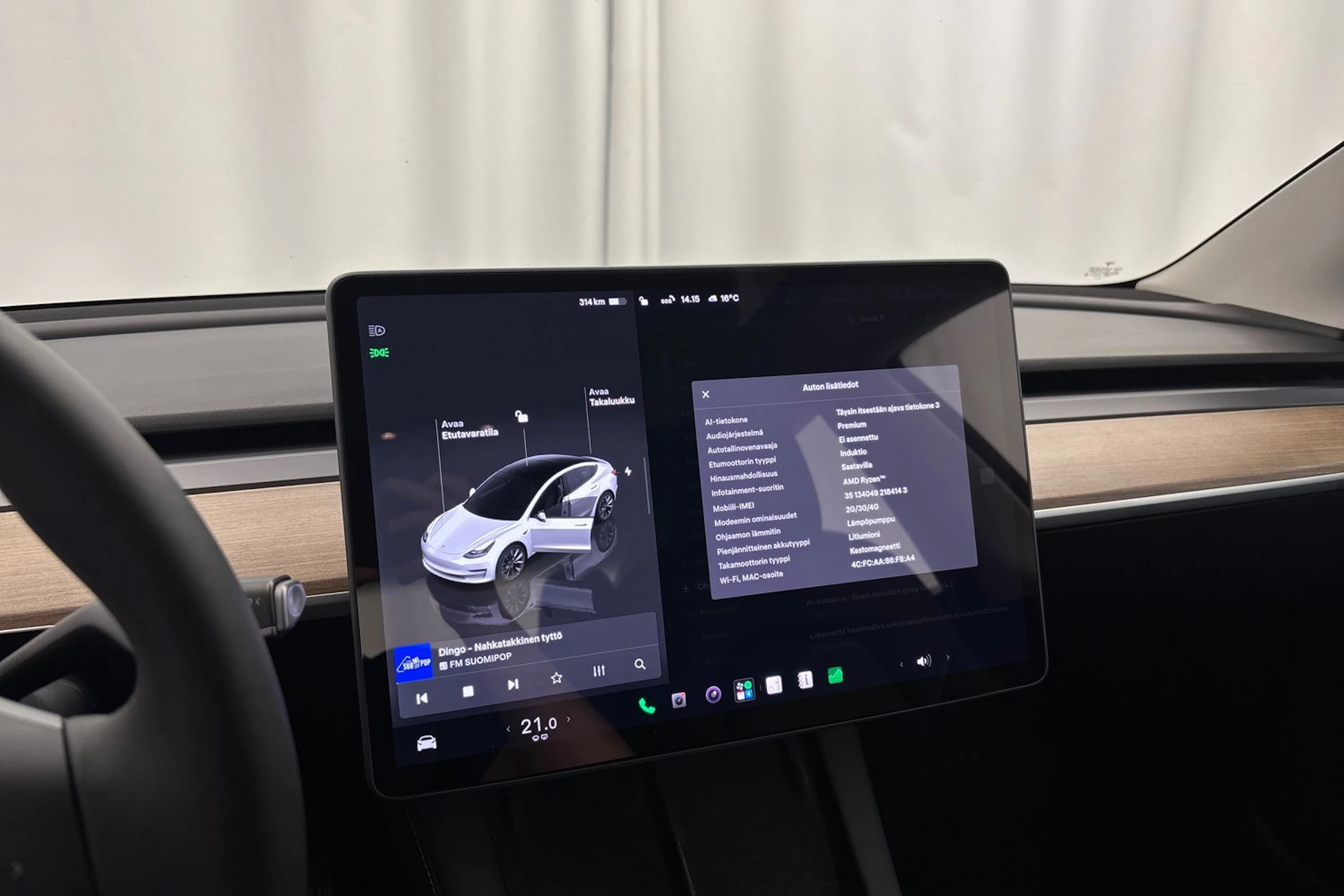 valkoinen Tesla Model 3 2023 kuva 16.