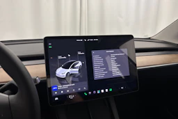valkoinen Tesla Model 3 2023 kuva 16.