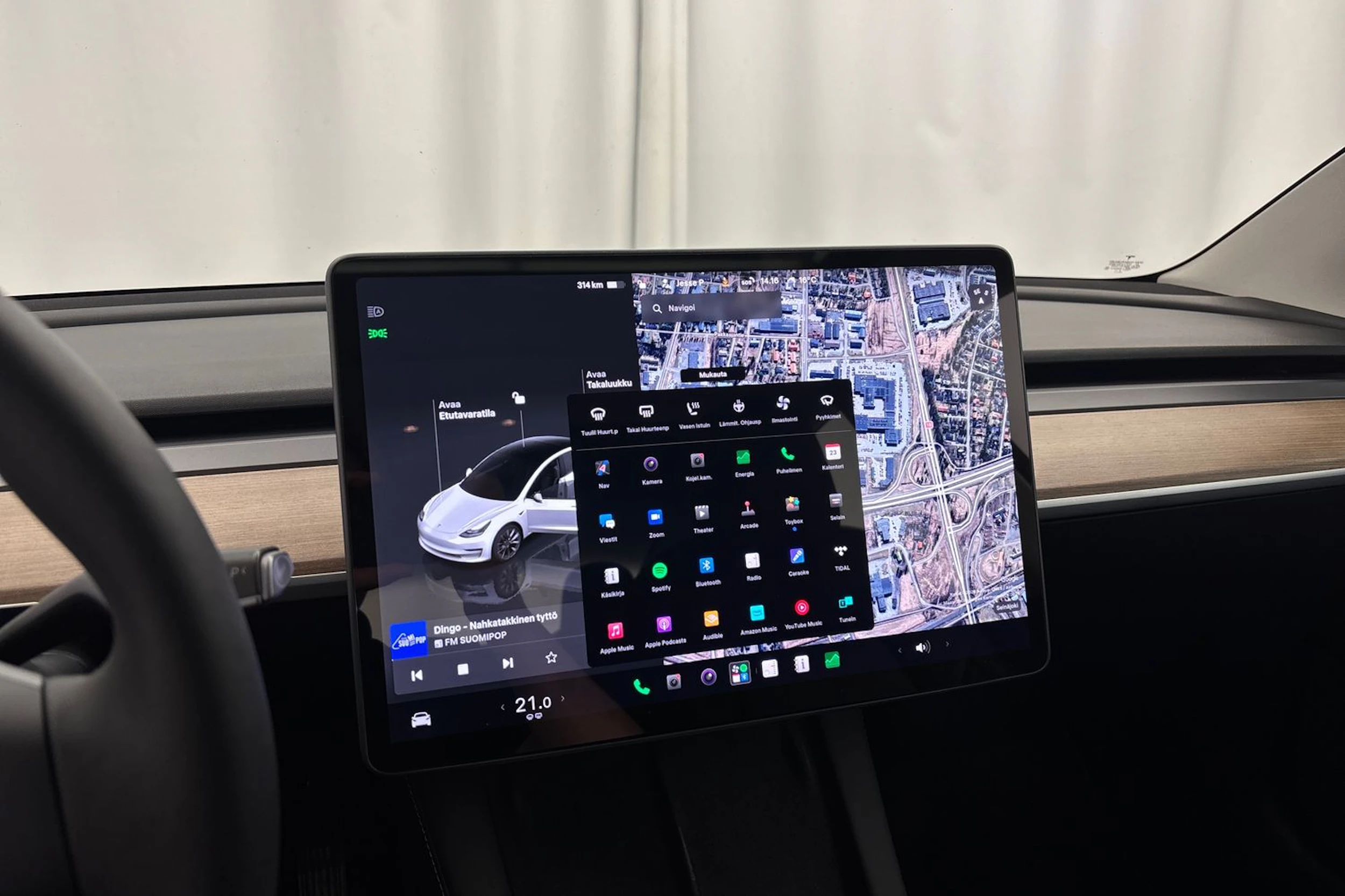 valkoinen Tesla Model 3 2023 kuva 17.