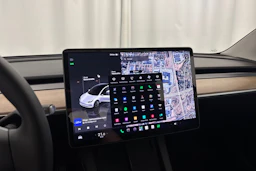 valkoinen Tesla Model 3 2023 kuva 17.