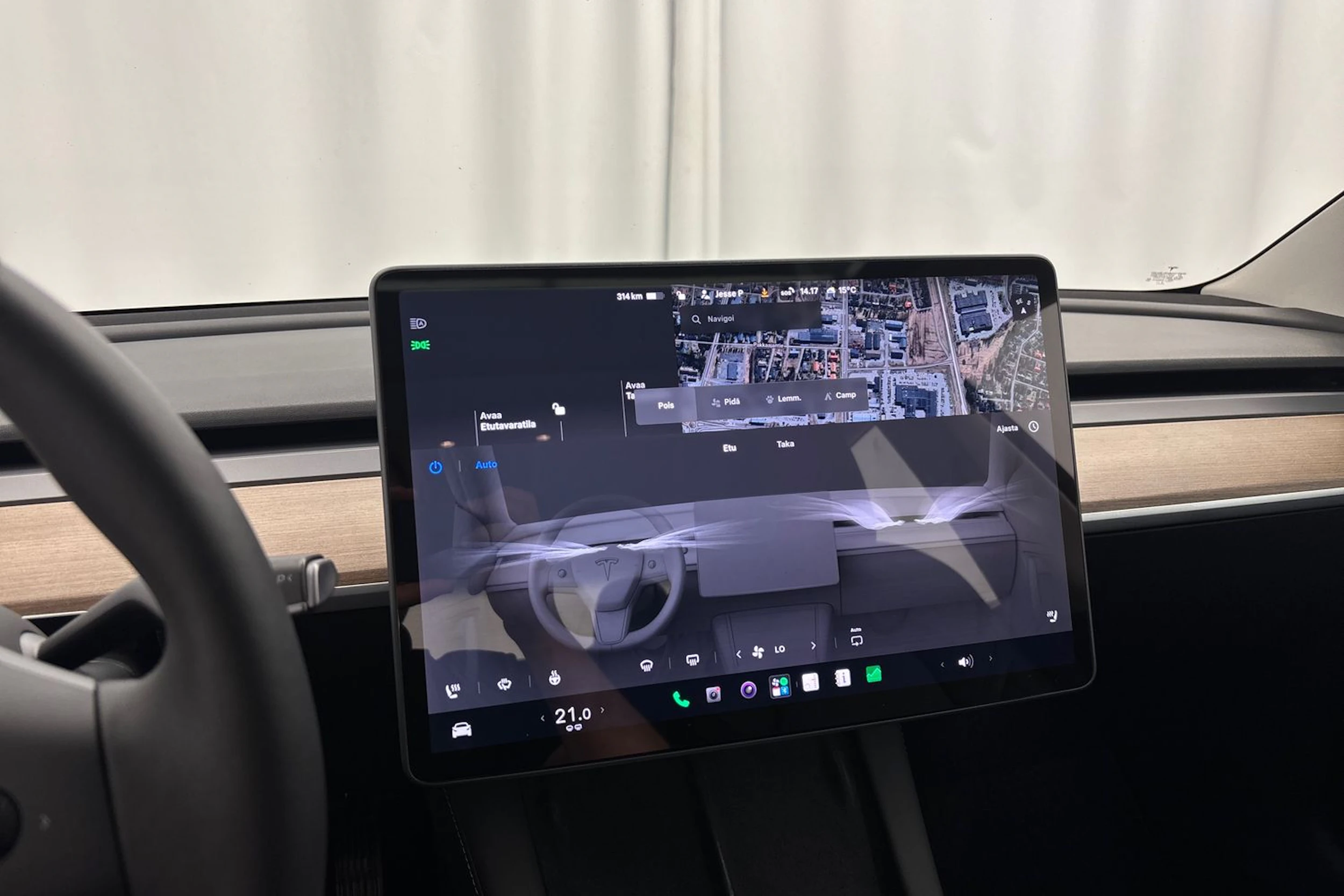 valkoinen Tesla Model 3 2023 kuva 18.