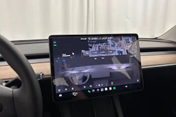valkoinen Tesla Model 3 2023 kuva 18.