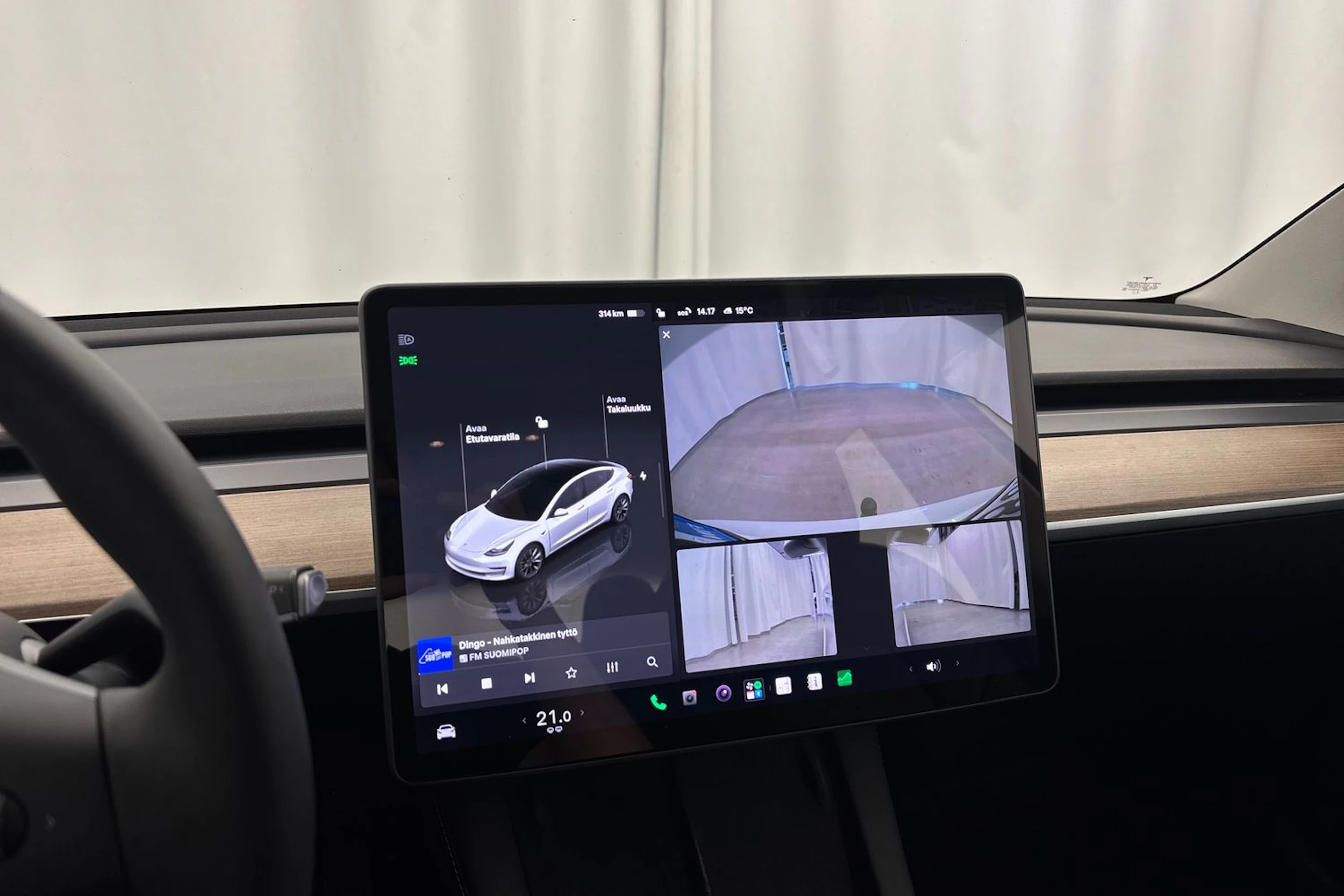valkoinen Tesla Model 3 2023 kuva 19.