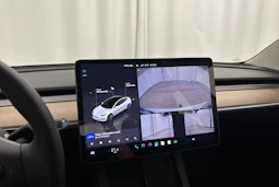 valkoinen Tesla Model 3 2023 kuva 19.