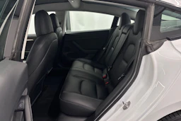 valkoinen Tesla Model 3 2023 kuva 20.