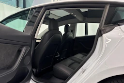 valkoinen Tesla Model 3 2023 kuva 21.