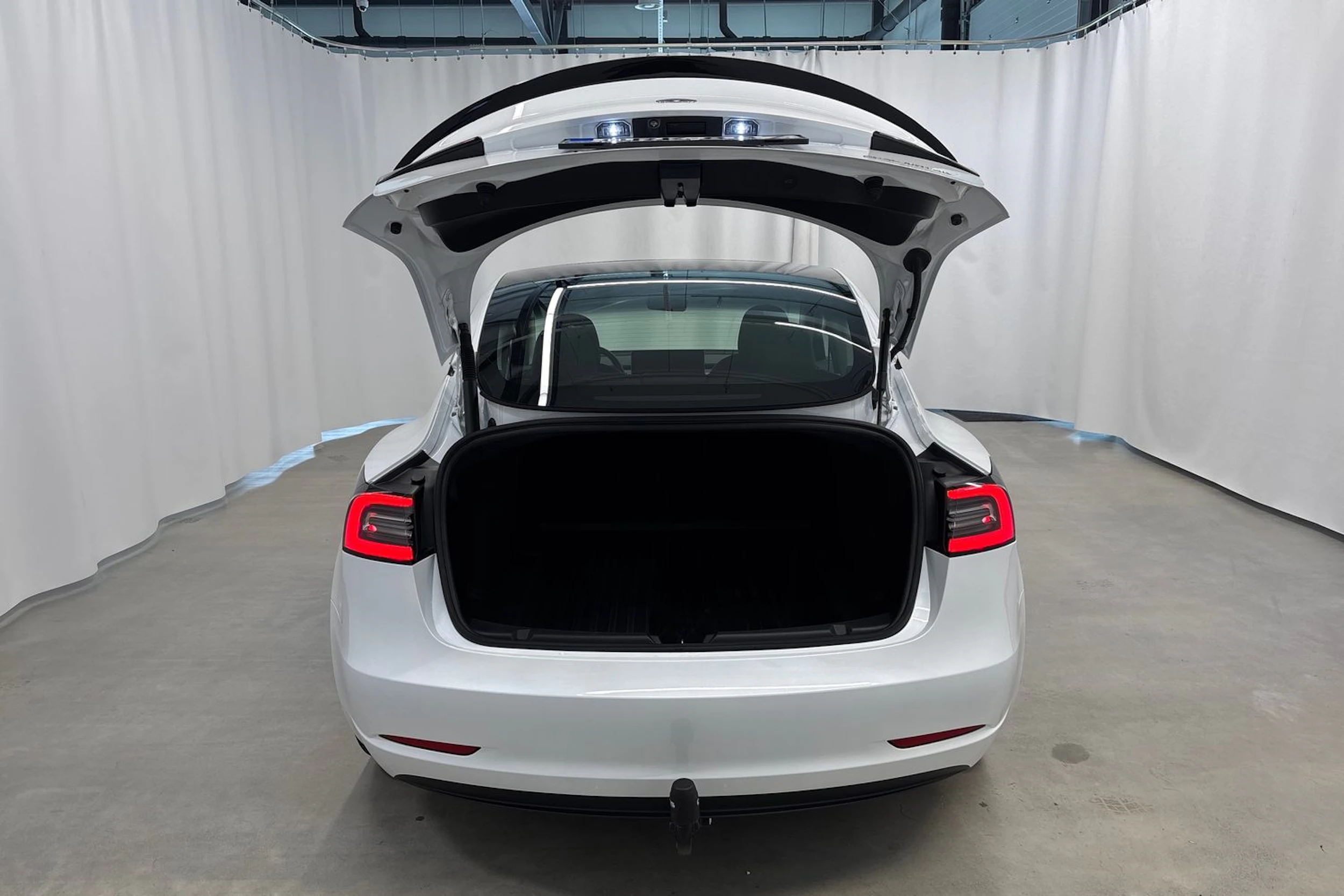 valkoinen Tesla Model 3 2023 kuva 22.