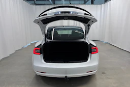 valkoinen Tesla Model 3 2023 kuva 22.