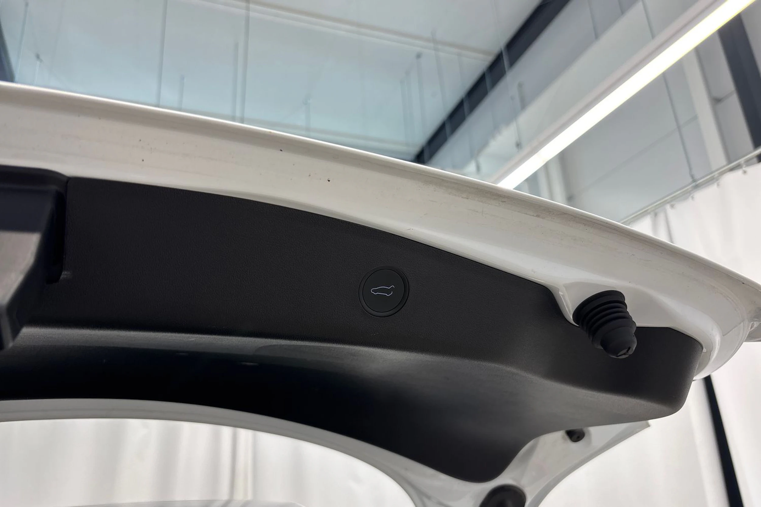 valkoinen Tesla Model 3 2023 kuva 23.