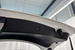 valkoinen Tesla Model 3 2023 kuva 23.
