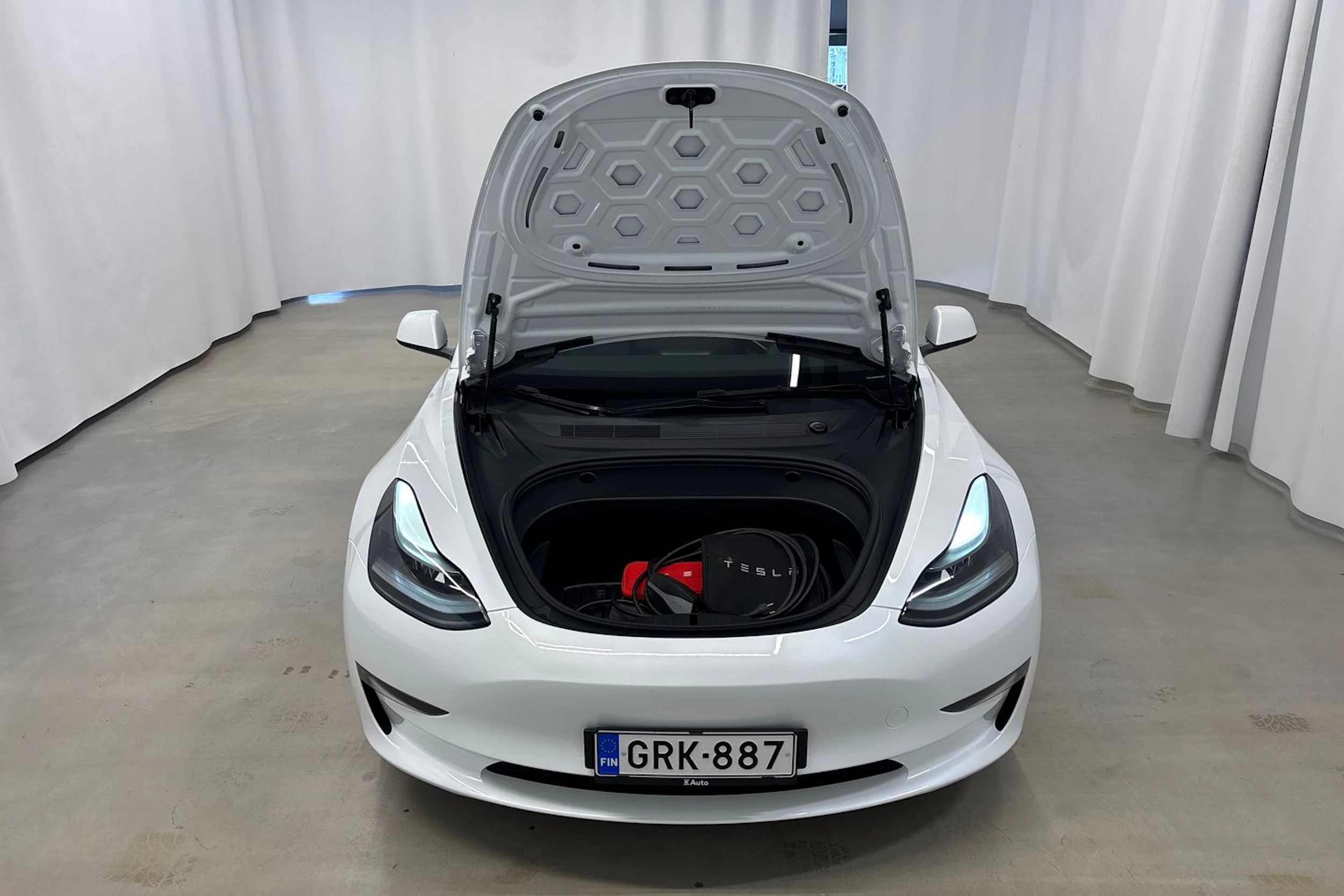 valkoinen Tesla Model 3 2023 kuva 24.