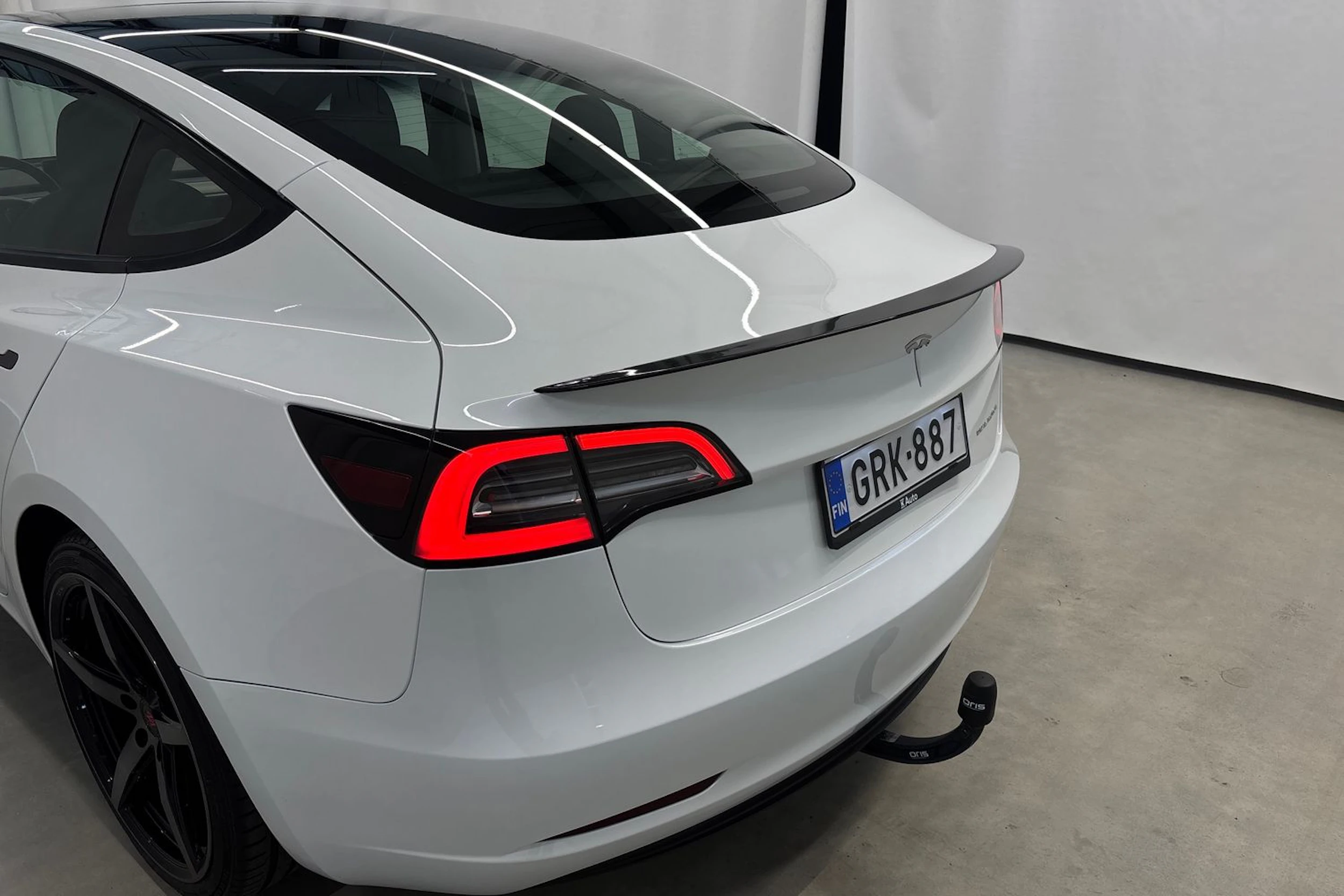 valkoinen Tesla Model 3 2023 kuva 25.