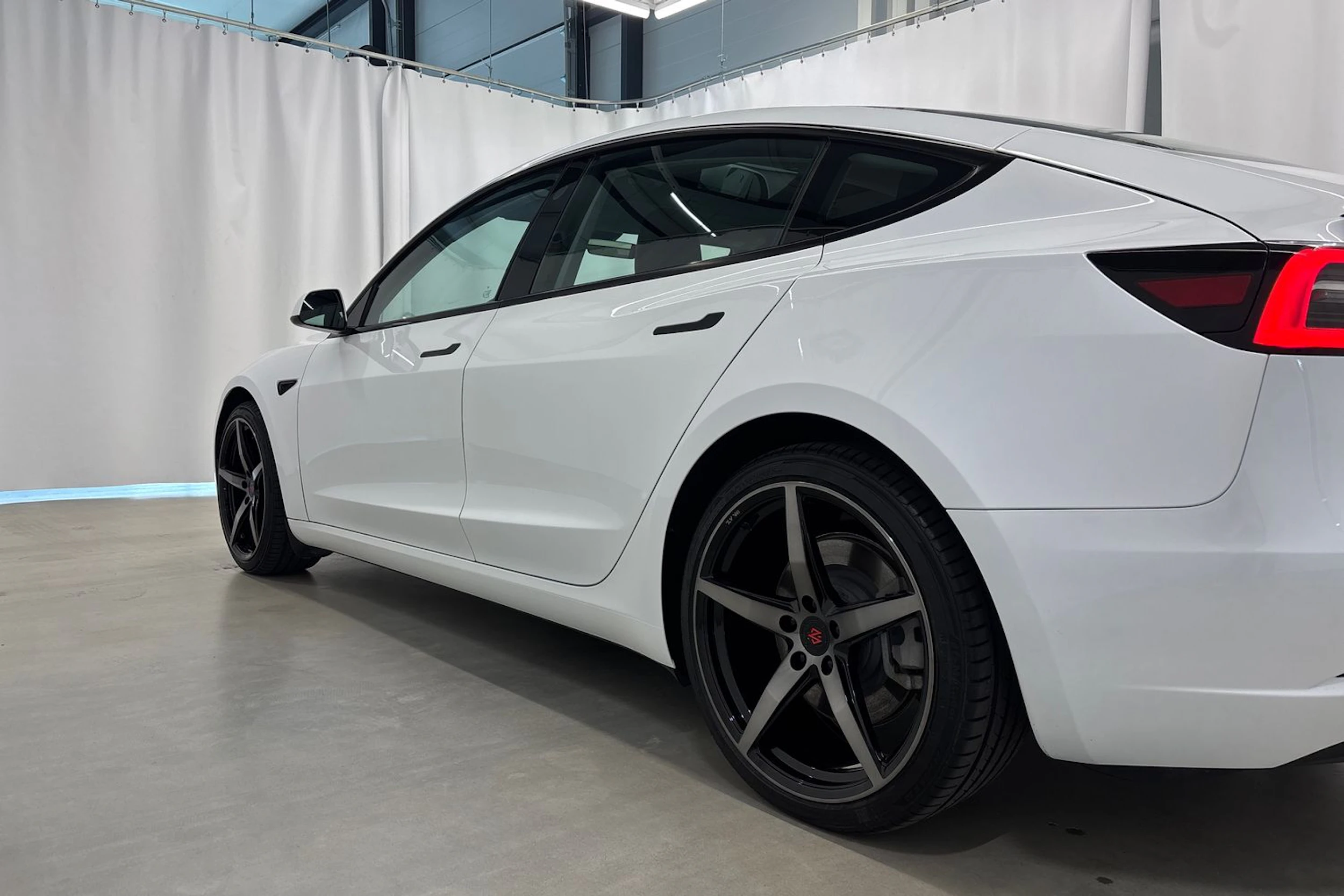 valkoinen Tesla Model 3 2023 kuva 26.