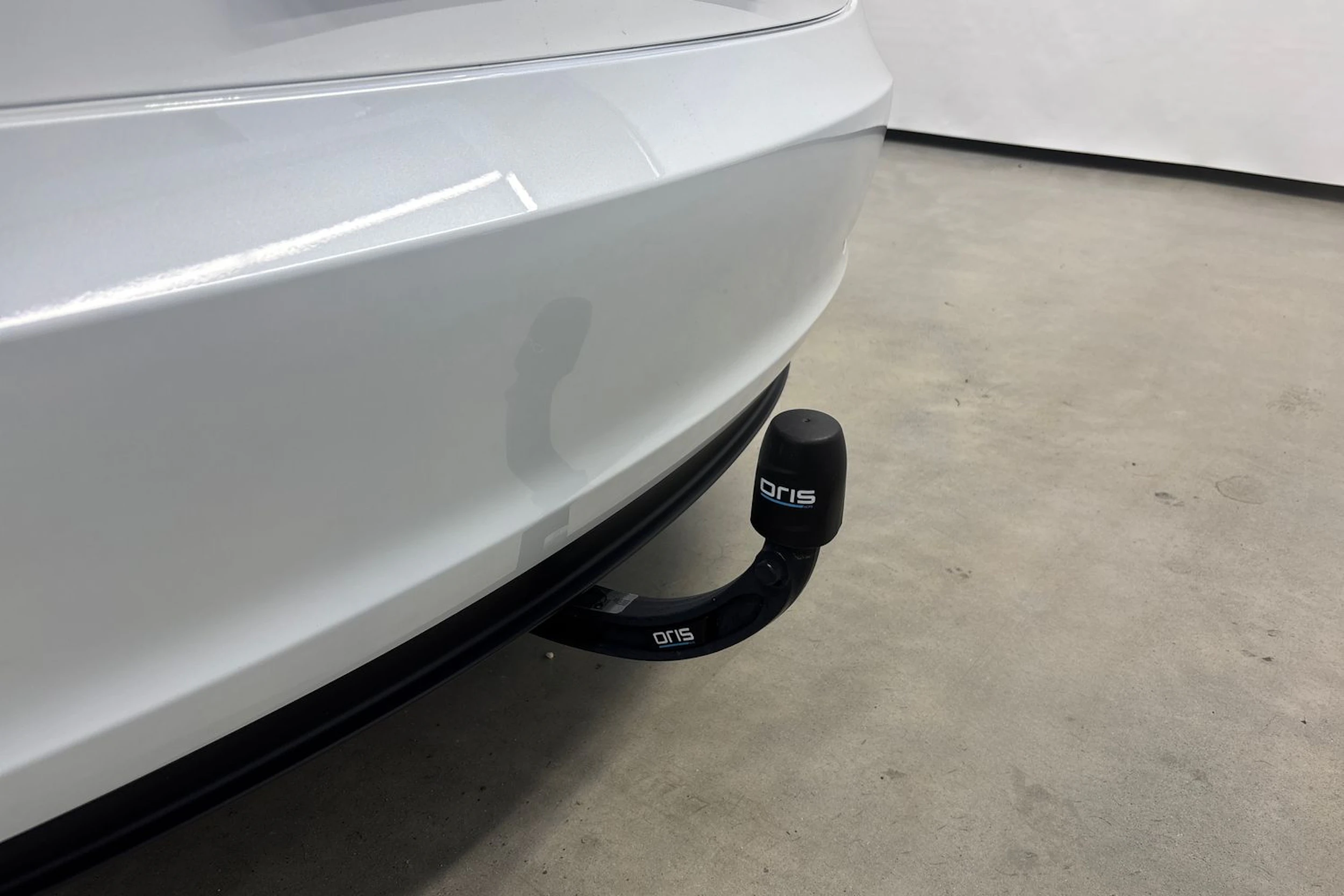 valkoinen Tesla Model 3 2023 kuva 27.