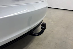 valkoinen Tesla Model 3 2023 kuva 27.