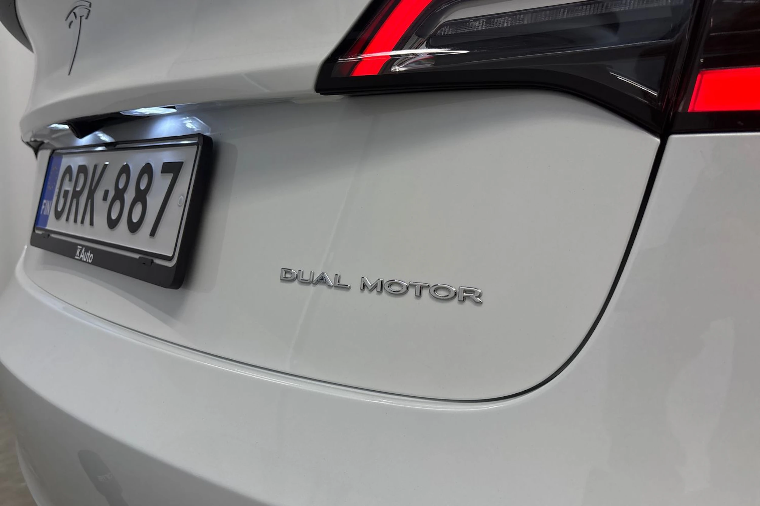 valkoinen Tesla Model 3 2023 kuva 28.