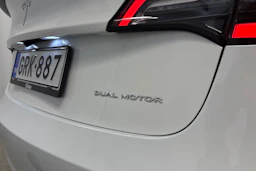valkoinen Tesla Model 3 2023 kuva 28.