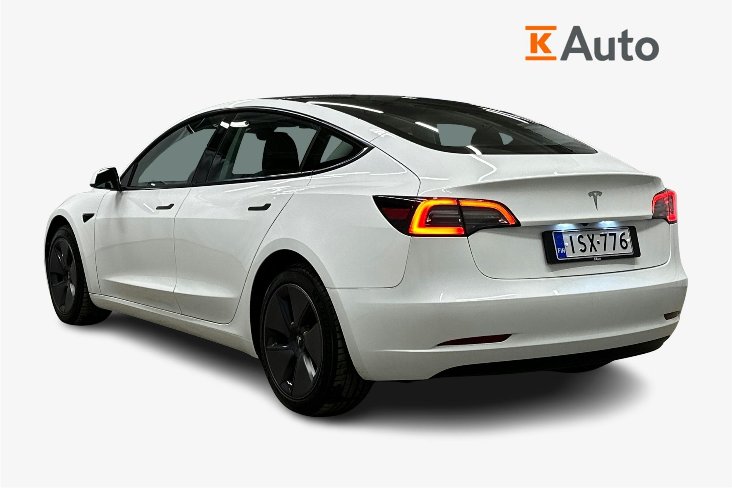 valkoinen Tesla Model 3 2023 kuva 2.