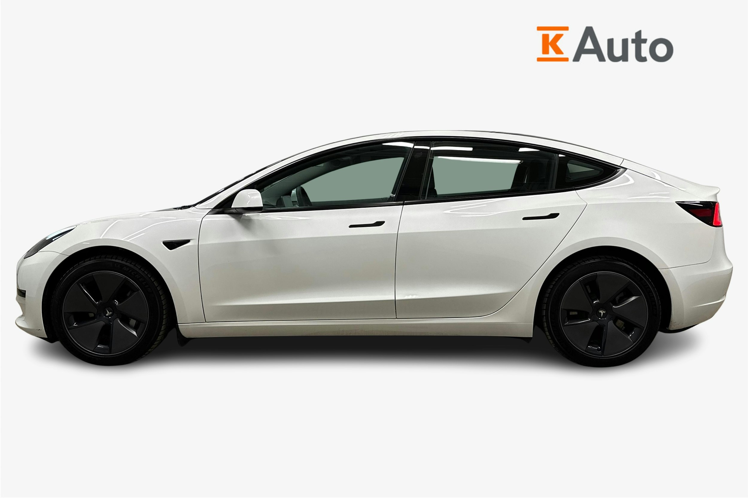 valkoinen Tesla Model 3 2023 kuva 6.