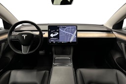 valkoinen Tesla Model 3 2023 kuva 9.