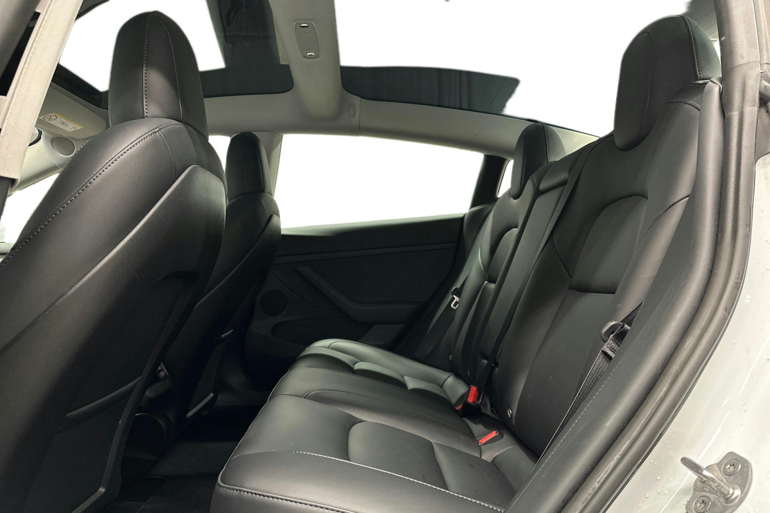 valkoinen Tesla Model 3 2023 kuva 10.