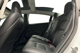 valkoinen Tesla Model 3 2023 kuva 10.