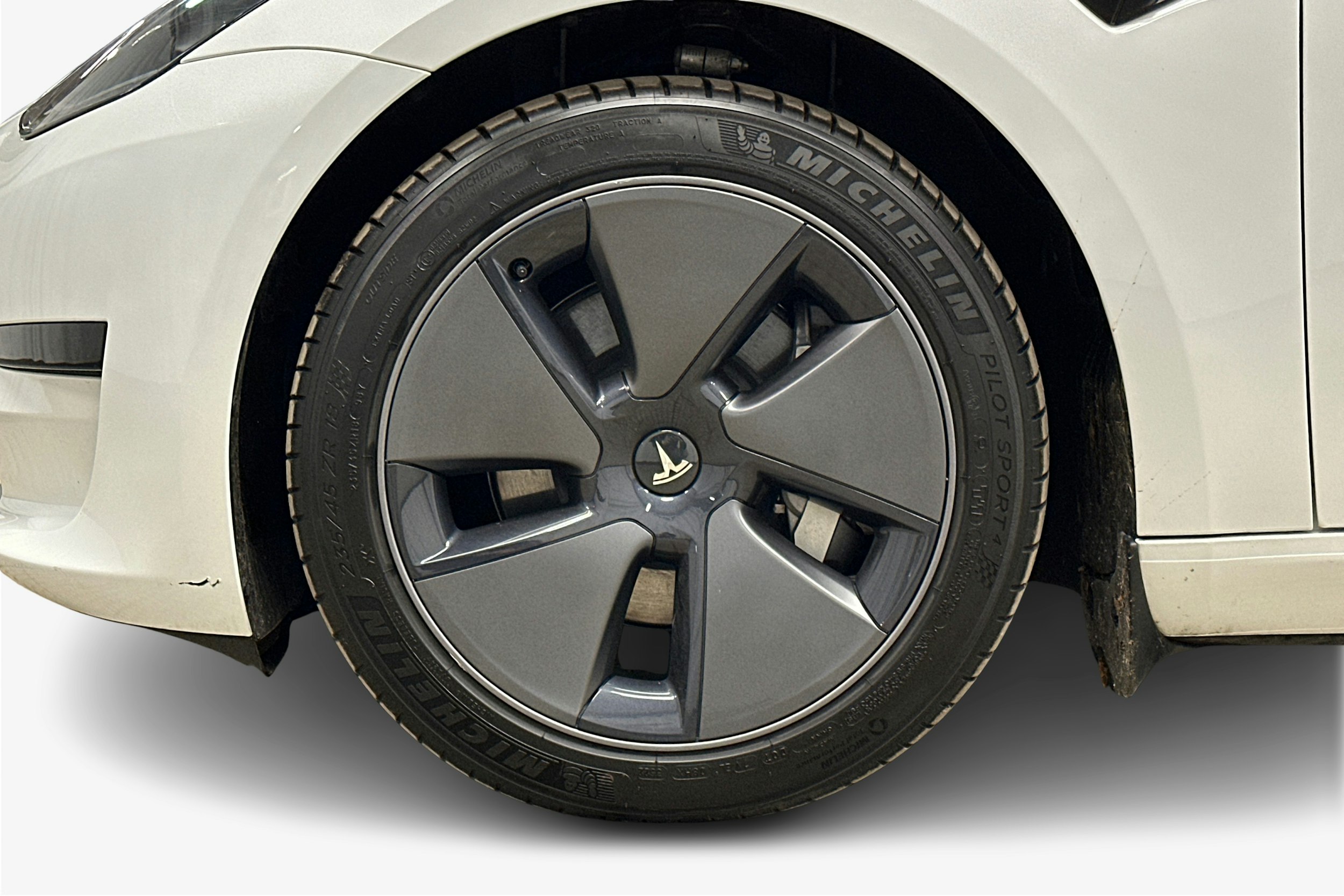 valkoinen Tesla Model 3 2023 kuva 11.