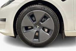 valkoinen Tesla Model 3 2023 kuva 11.