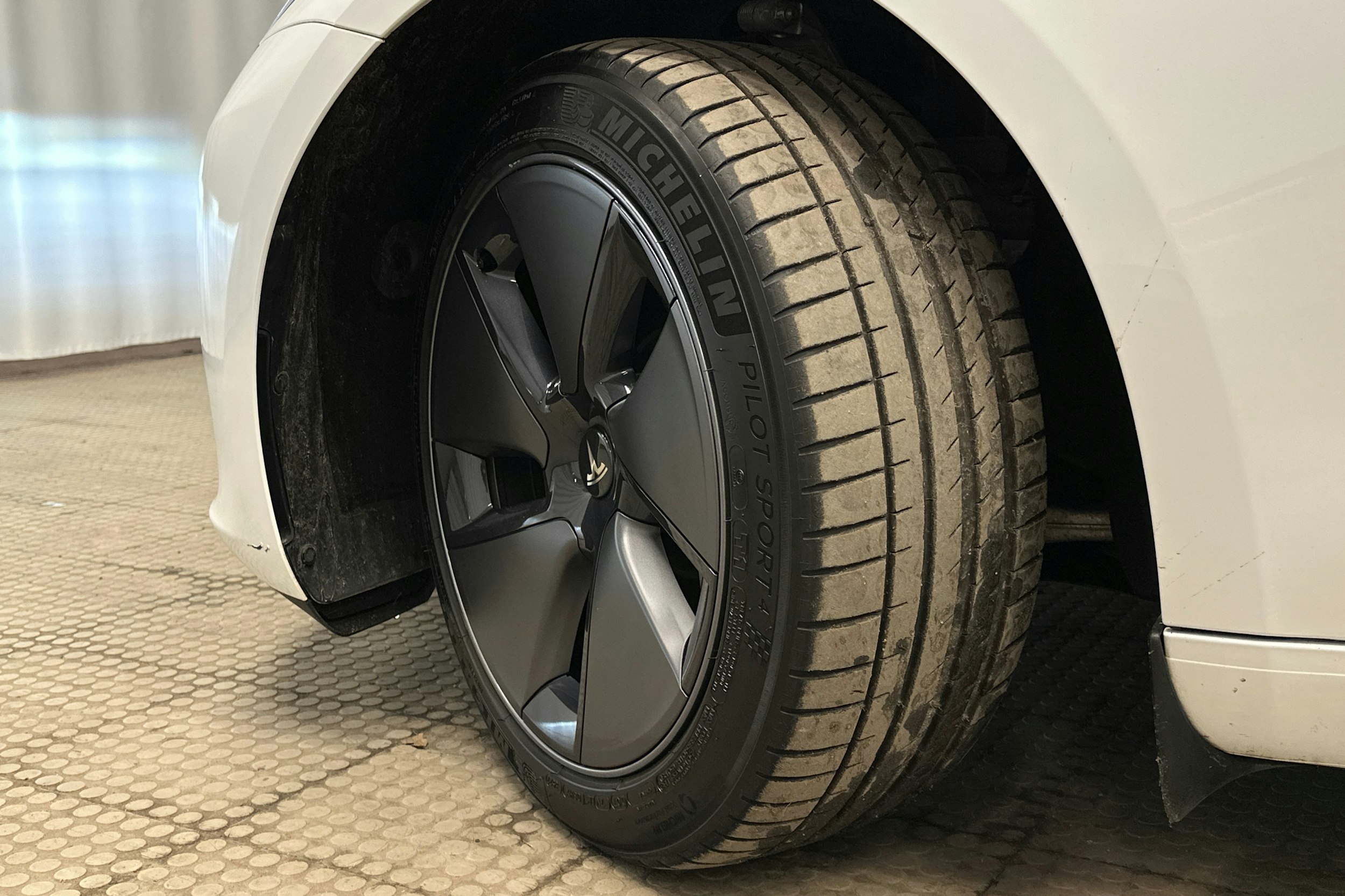 valkoinen Tesla Model 3 2023 kuva 13.