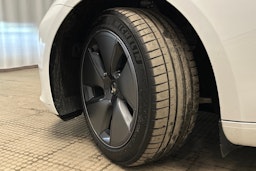 valkoinen Tesla Model 3 2023 kuva 13.