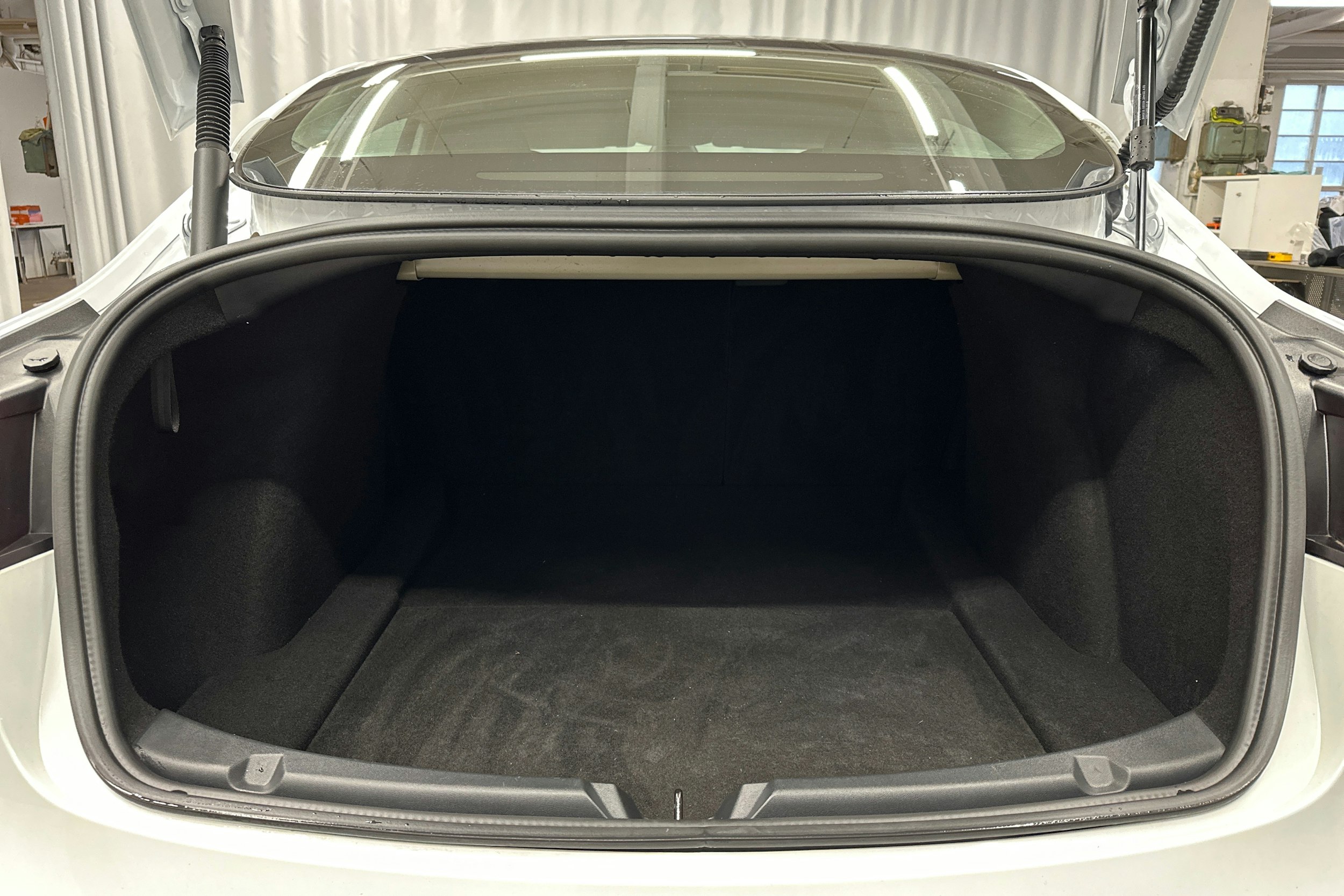 valkoinen Tesla Model 3 2023 kuva 14.