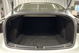 valkoinen Tesla Model 3 2023 kuva 14.