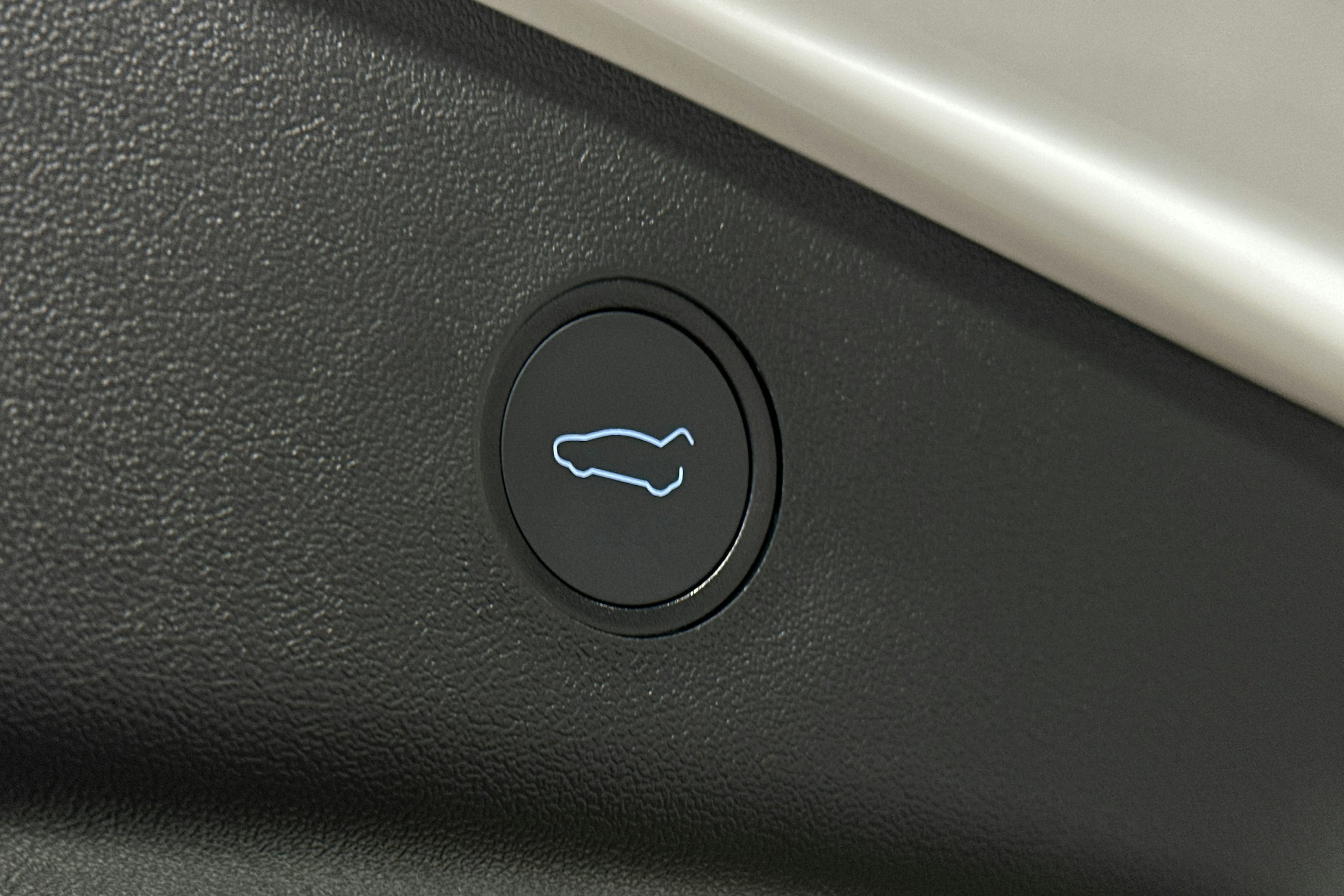 valkoinen Tesla Model 3 2023 kuva 15.