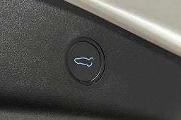 valkoinen Tesla Model 3 2023 kuva 15.