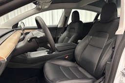 valkoinen Tesla Model 3 2023 kuva 16.