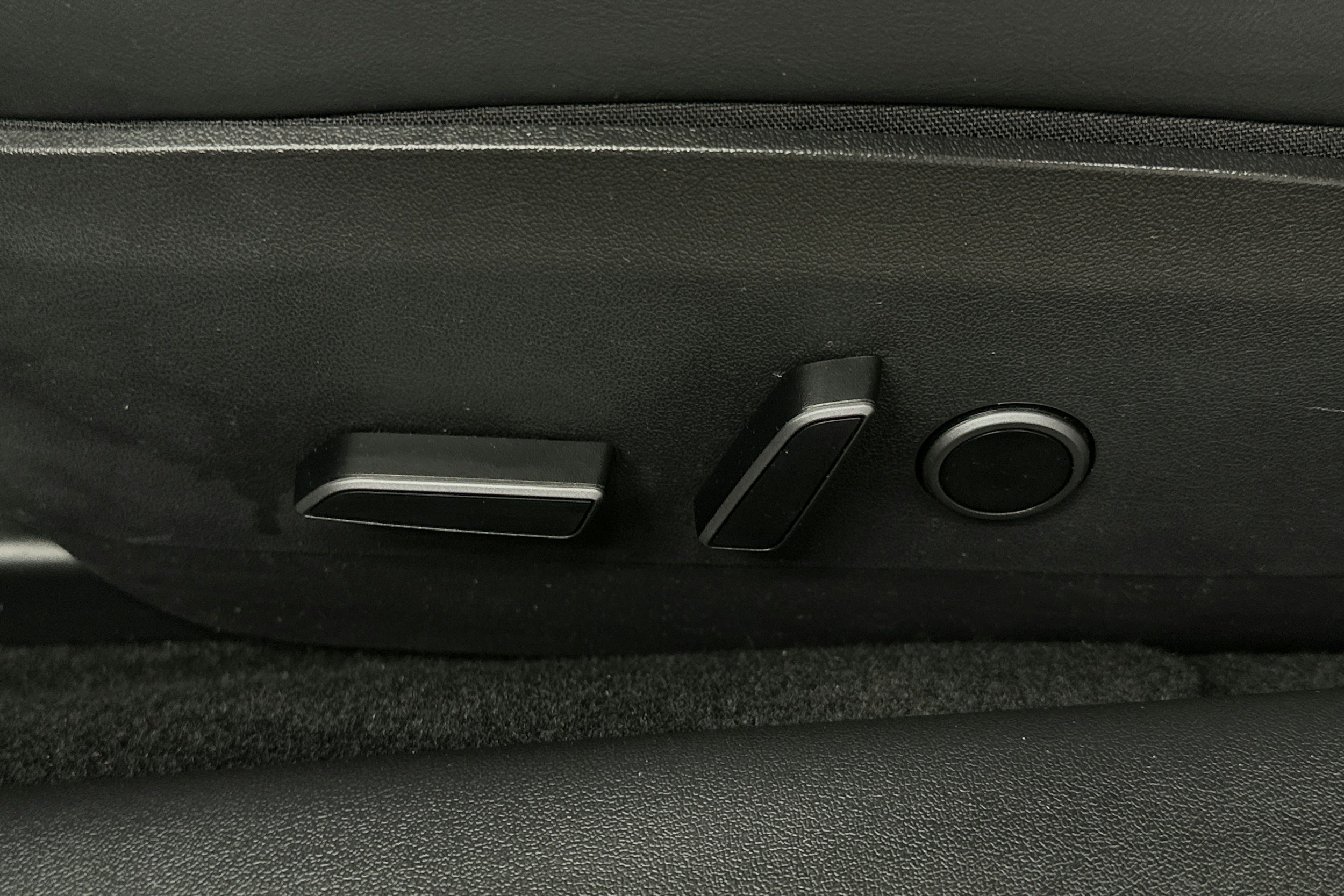 valkoinen Tesla Model 3 2023 kuva 17.