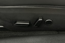 valkoinen Tesla Model 3 2023 kuva 17.