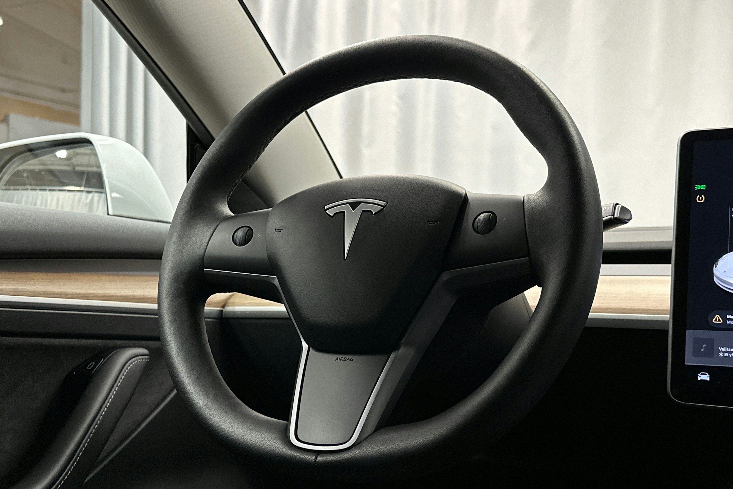 valkoinen Tesla Model 3 2023 kuva 18.