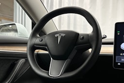 valkoinen Tesla Model 3 2023 kuva 18.