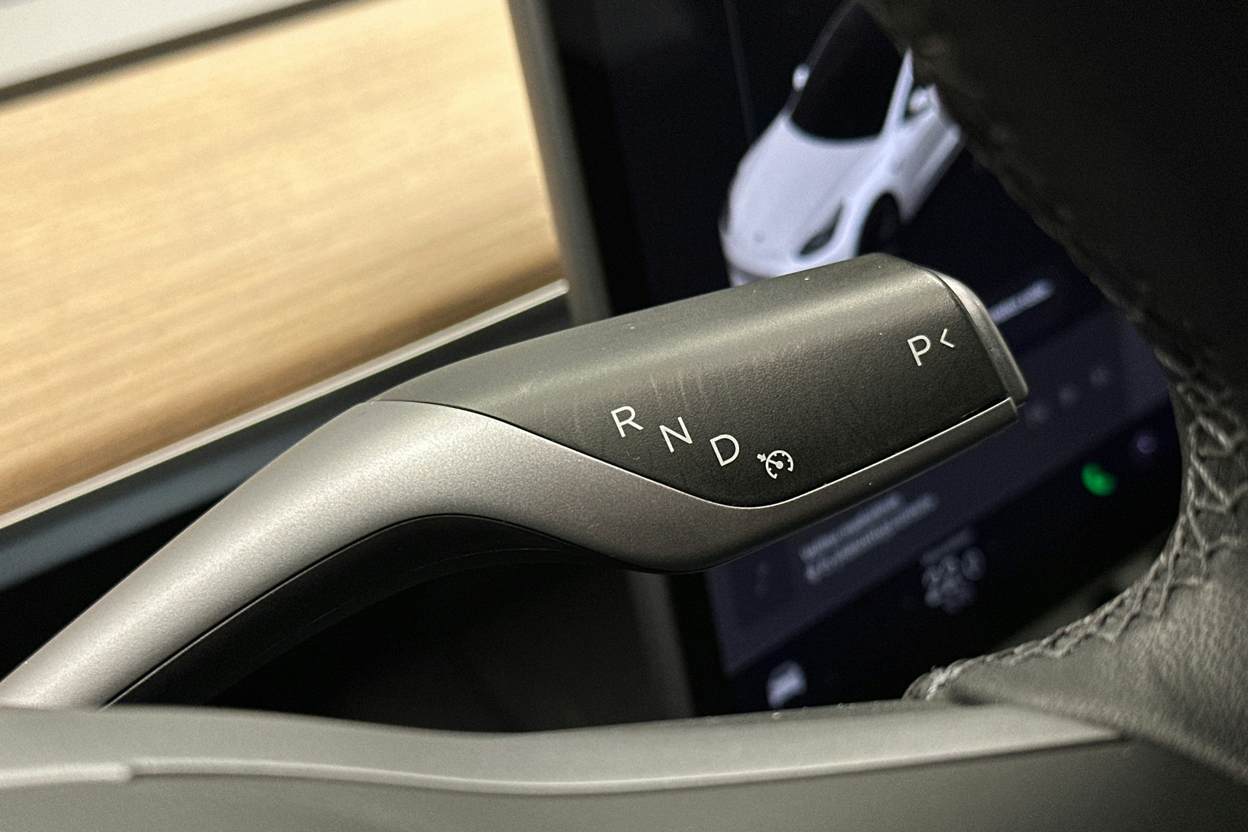 valkoinen Tesla Model 3 2023 kuva 19.