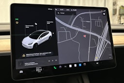 valkoinen Tesla Model 3 2023 kuva 20.