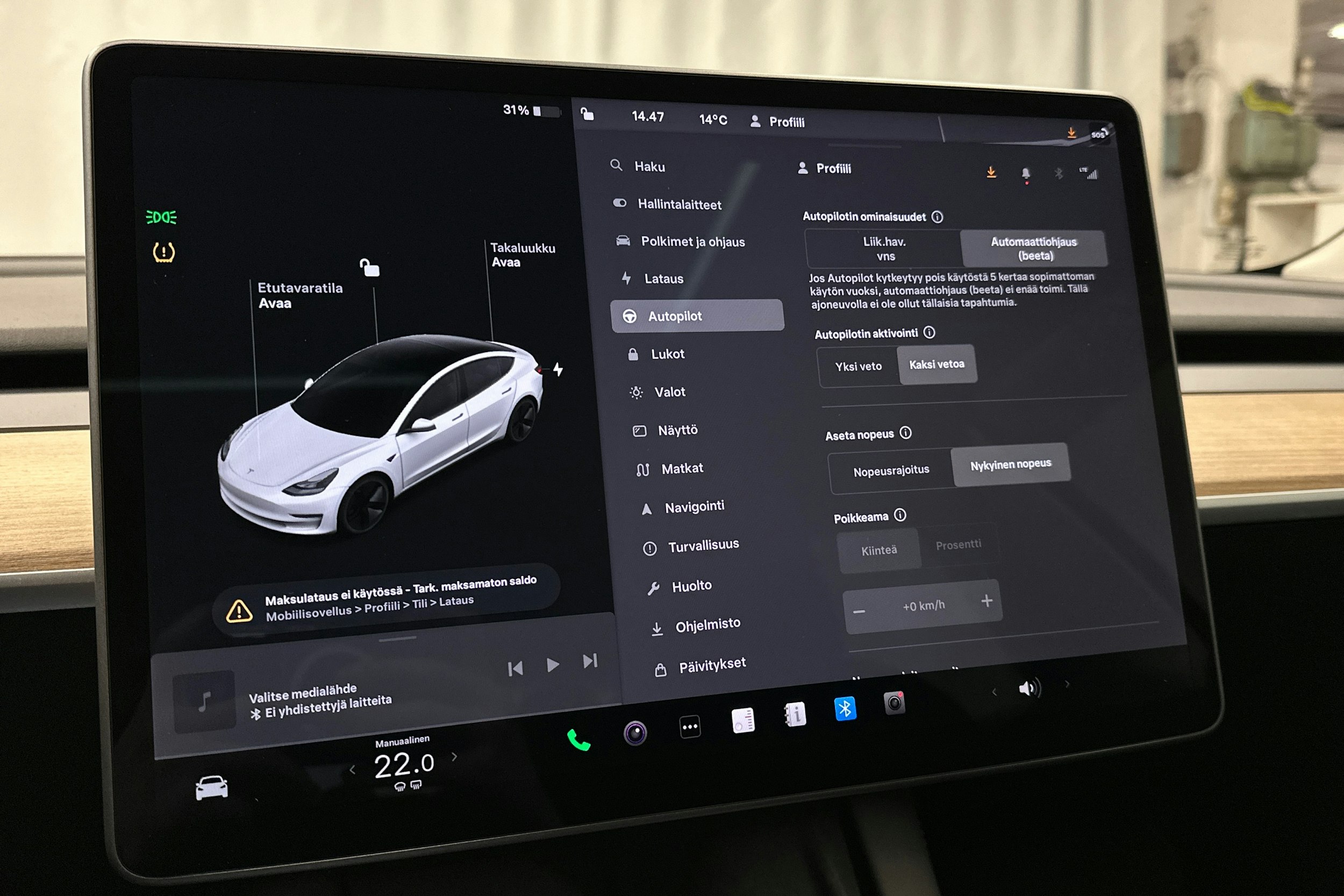 valkoinen Tesla Model 3 2023 kuva 21.